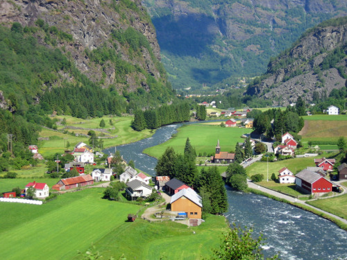 khal-e-e-s-i:  doorwaytoeurope:  Flam, Norway