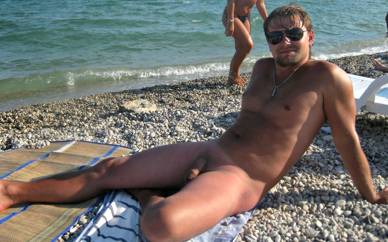 guyzbeach:  Follow Guyzbeach: a collection of natural men naked at the beach ;-)