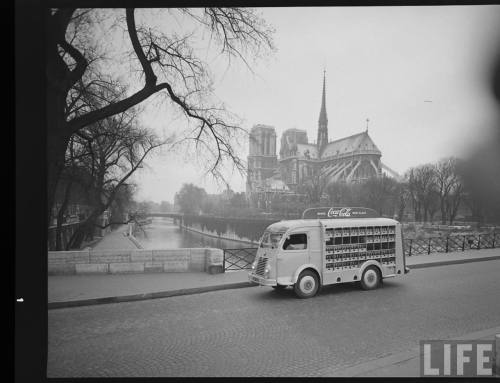 Coca-Cola comes to France 6 (Mark Kauffman. 1950)