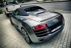 fuckyeahthebetterlife:  R8 V10 Spidervia //3