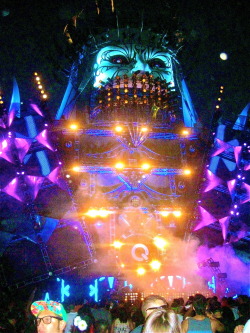 sp4nkthis:  Craziest stage at EDC   Gorgeous.