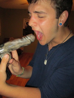 cravingbluntz:  Gay Stoner~ ;P  I need that piece!!