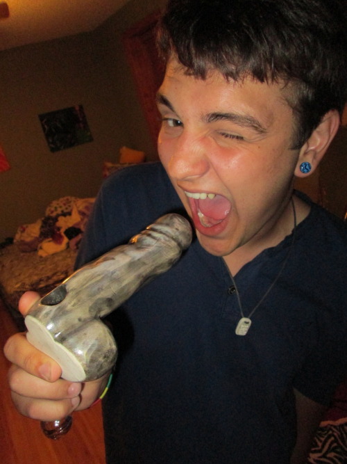 cravingbluntz:  Gay Stoner~ ;P  I need that piece!!