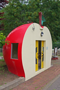 intoharmsway: hiromitsu: Apple Bus Stop,