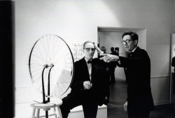 andresoliva:  “Marcel Duchamp and Walter Hopps, Pasadena Museum of Art” (1963) de Julian Wasser.  