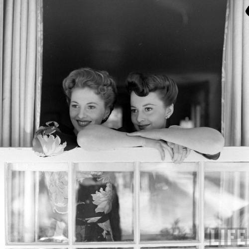 Joan Fontaine and Olivia de Haviland (Bob Landry. 1942)