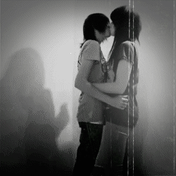 go-black-bird-fly-far-away:  nymphskin:  acelerele-chofer:  ingrid-nosequewea:  ._.