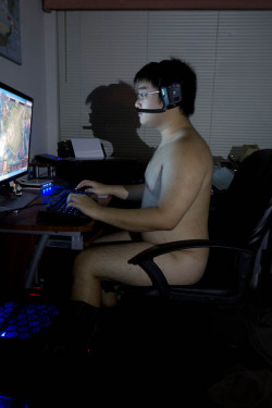 tehlustpanda:  Trying to learn low light photography, so here’s a practice shot of me playing some DotA 2!