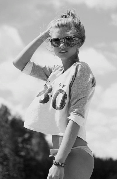 runningoutofcolor:  Black and white fashion! 