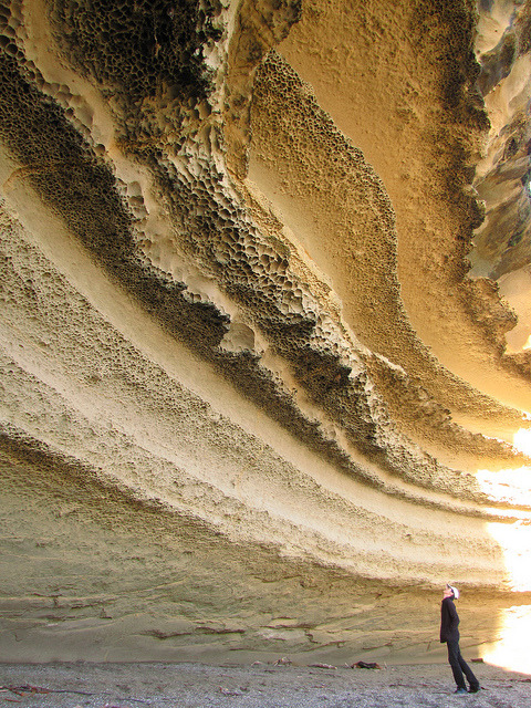 Sandstone formation at Truman Track Beach, New Zealand (by blue polaris).