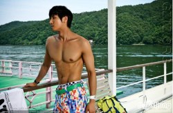 chinitongkalbo:  His hot. Does anyone know