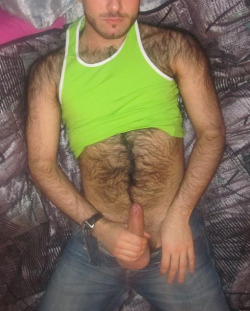 realmenstink: la4hairy:  Love all-over fur. Love the hairy shoulders     It`s beautiful