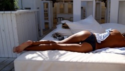gloomist:  jamielouisecoogan:  I want a sun bed like this!   i want her body like how does she have a gap when she is lying on her side what is even gravity 