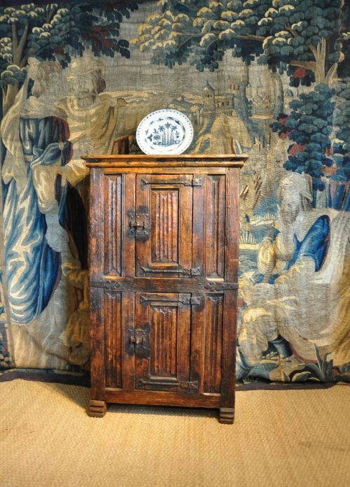 A RARE LATE MEDIEVAL OAK LINENFOLD AUMBRY OF SMALL PROPORTIONS. CIRCA 1480-1500.THIS SMALL RARE AUMB