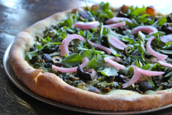 veganpizzafuckyeah:  “Vegan Pesto Pizza” - Cremini Mushrooms, Olives, Pickled Onions, Arugula, Vegan Pesto &amp; Daiya Cheese from Blind Lady Ale House in San Diego, CA [Pesto, you’re the best-o. Yeah, yeah, you saw that one coming a mile away.