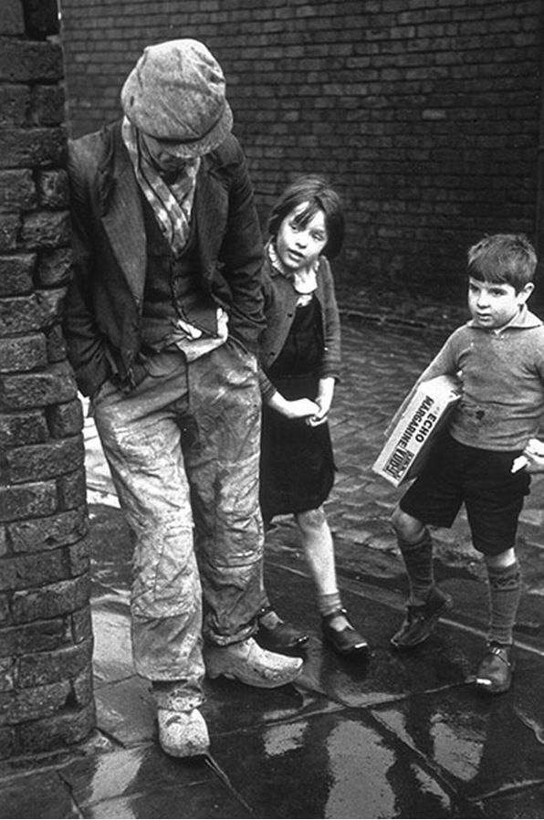Kurt Hutton
An unemployed man leaning against a wall with two children looking on, 1930s
Thanks to firsttimeuser