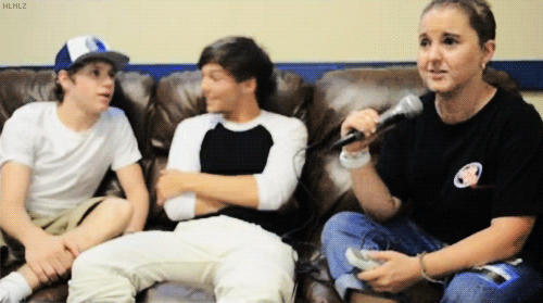  Louis and Niall’s reaction is priceless x 