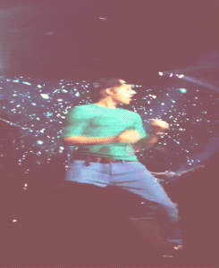 byebyebyebye123-deactivated2013:  6/30 -Orlando, FL: Niall showing off his hip skillz x 