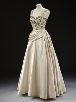 omgthatdress:  Evening Dress 1950s The Victoria