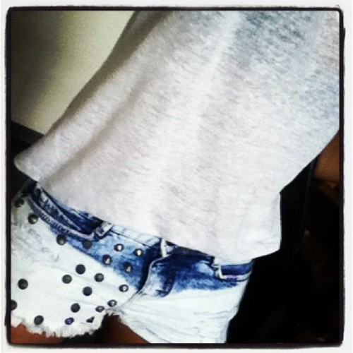 Today #outfit#bershka#zara#converse#white#stud#hotpants#denimshort (Pris avec Instagram)