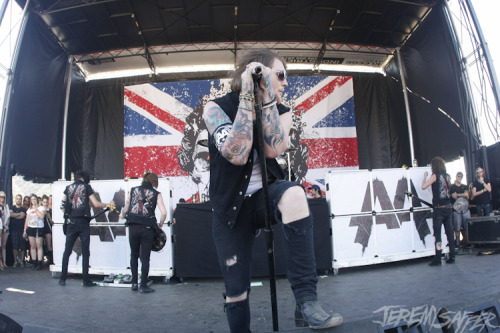 jeremysaffer:  10 shots from Mayhem Fest: Slipknot, Slayer, Motorhead The Devil Wears Prada, Asking Alexandria. - see more in print next month! notes: slayer has AMAZING inverted cross cabs. and slipknot has the best stage show ive seen them have maybe