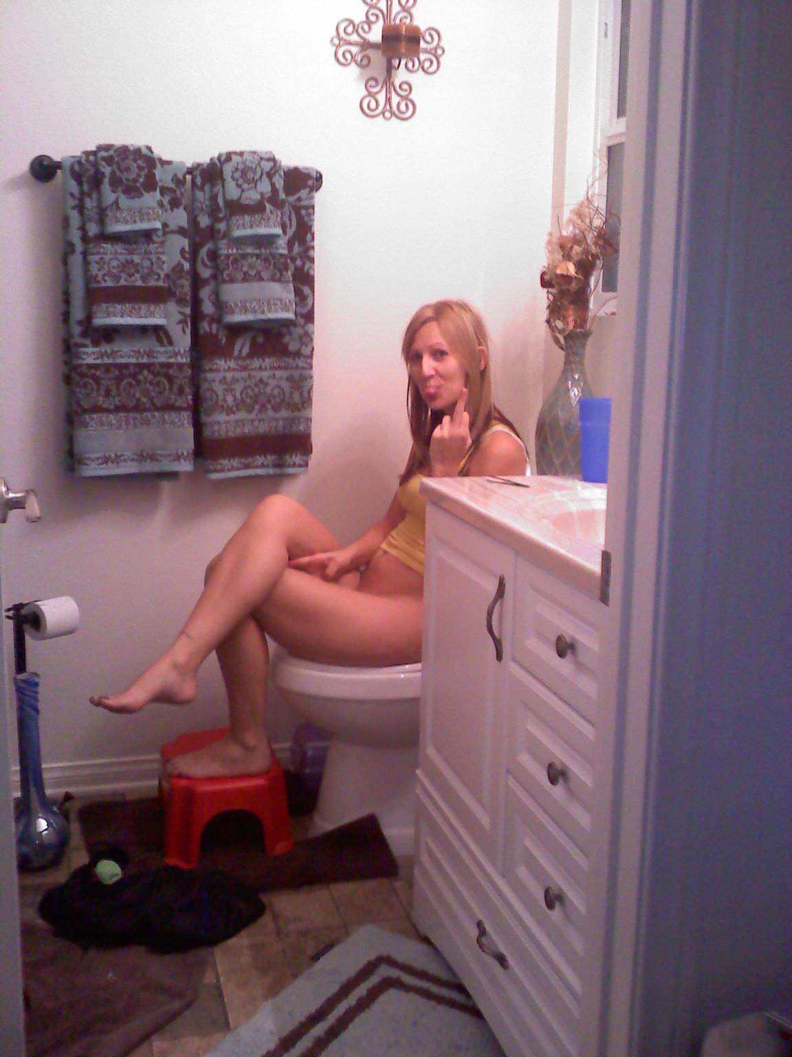 scatqueens:  toiletwkmix:  Slave come over! I just finished pooping and i need toilet
