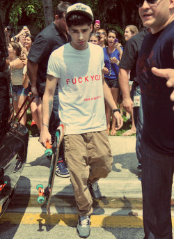 bllonde:  inappropriate shirt, Zayn! xD 