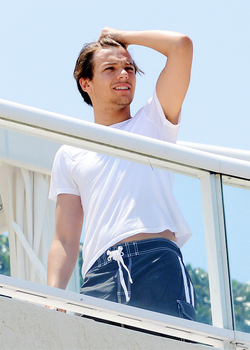 tomlinsoff-tomlinson:  onedirection-down-under:  (via imgTumble)  holy shit 