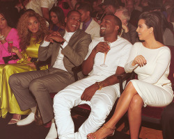 dirrtyprettythingz:  blvckpower:  moneymandy:  Beyonce’s like “Bitch why are you even here”  “bitch did i say you could laugh”  lmfaoo i cnt with these 