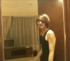 freshairbreathe:  Seunghyun finds a mirror… and a whole lot of “WOW”