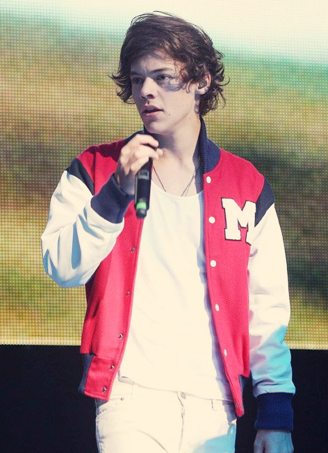 being-forever-young-1d:  excuselou-blog: Harry tonight, credit  kill me now  