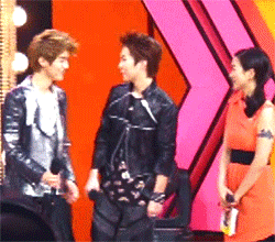 accio-xiuhan-deactivated2014081:  Xiuhan dancing to ‘Two Moons’ 