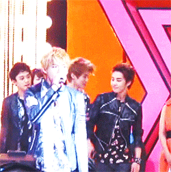 accio-xiuhan-deactivated2014081:  Xiuhan dancing to ‘Two Moons’ 