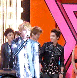 accio-xiuhan-deactivated2014081:  Xiuhan dancing to ‘Two Moons’ 