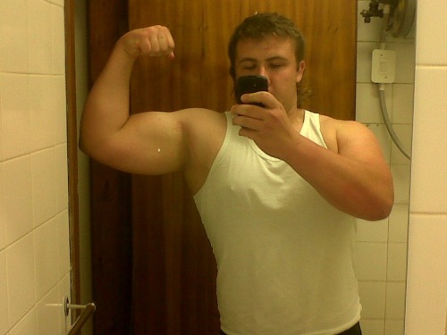 armpitluvrs: Big arms my boy….. Show us your Gunz! [click here]