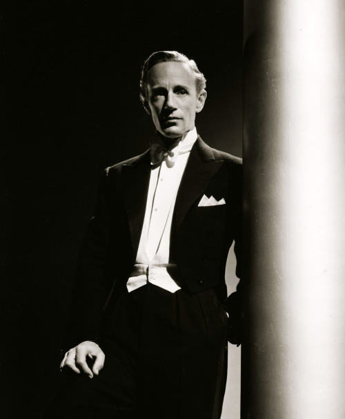 moika-palace:Leslie Howard.