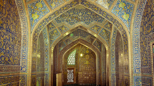 Corridor of Sheikh Lotf Allah Mosque in Isfahan, Iran (1603-1618)Shaykh Bahai(Photograph by brum d)