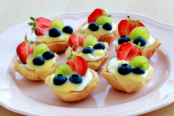 gastrogirl:  summer mini fruit tarts. 