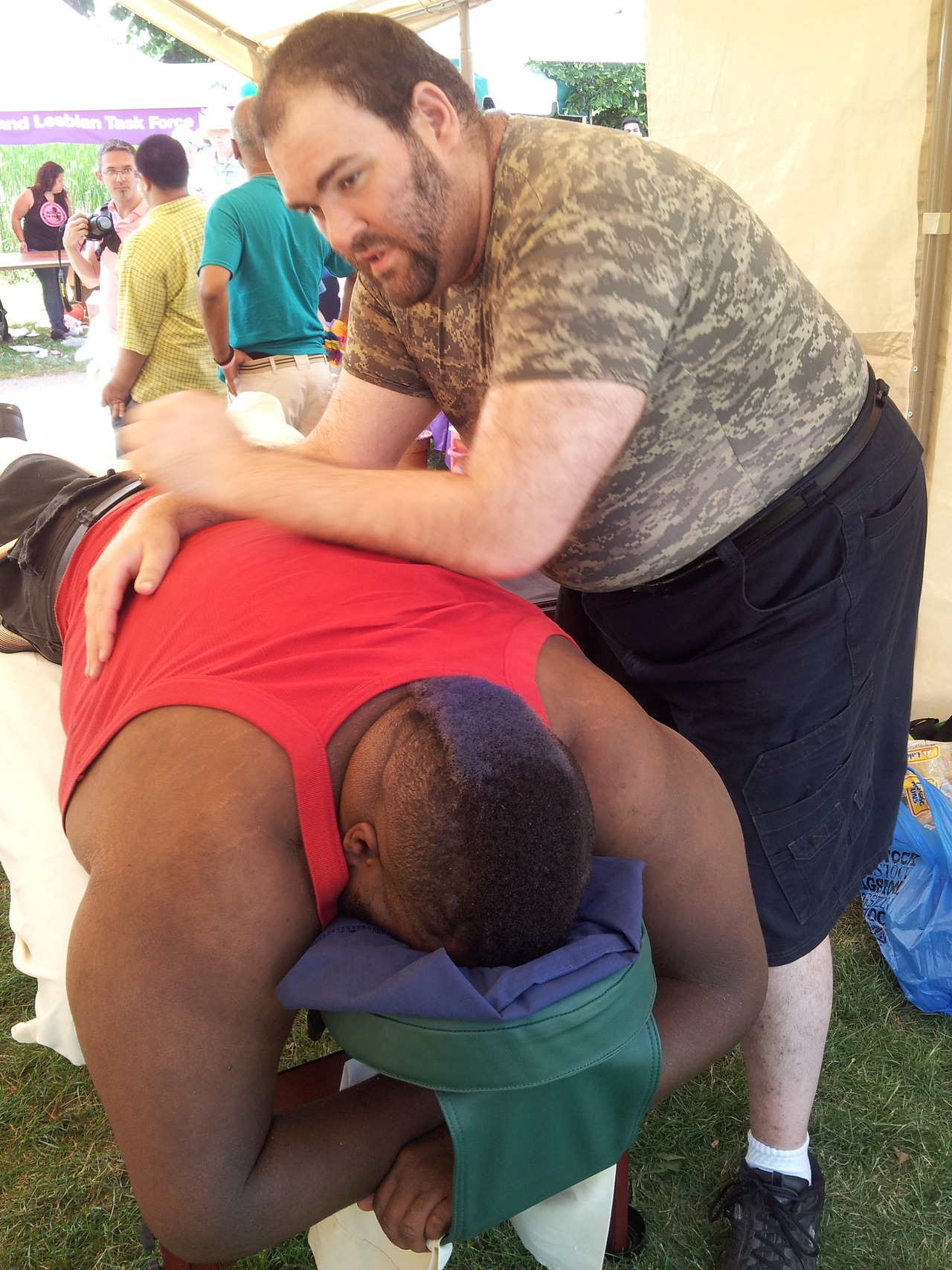 thejungleofmufasa: Got me a bear back rub…..with the cub   Not gonna lie. I would