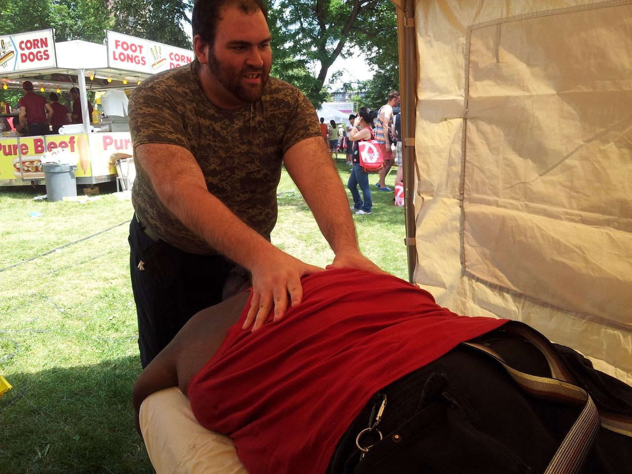thejungleofmufasa: Got me a bear back rub…..with the cub   Not gonna lie. I would