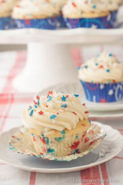 gastrogirl:  funfetti cupcakes for the 4th of july. 
