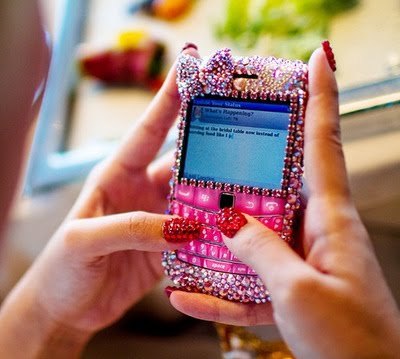 Todo celular deveria perguntar: ‘Tem certeza absoluta que quer mesmo mandar essa sms?’ antes do envio real. Ou: ‘Aperte 1 se está sóbrio, aperte 2 se está bêbado, aperte 3 se acha que não está bom ainda - Tati Bernardi
