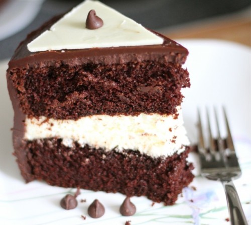 cupcakefashionista:  White Mousse Chocolate Cake (recipe) 