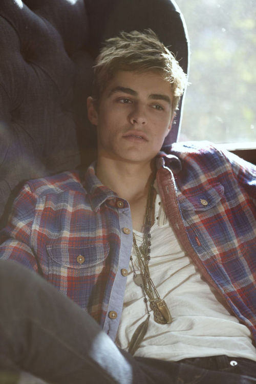 destroy-everythingyoulove:  acid-clay:  i fucking love him omg unf  yum