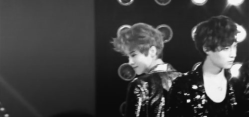 oh-luhans:  Luhan’s face when they put on the wrong music… 