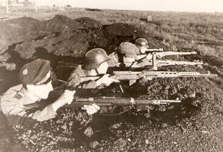 learnosaurusrex:  The Soviet AVS-36 and the SVT-40 battle rifles, chambered in 7.62X54R.