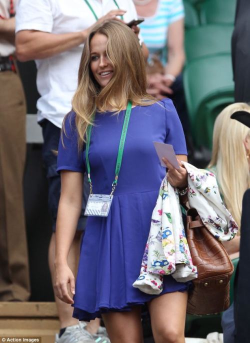 elizabethswardrobe:  Andy Murray’s girlfriend, Kim Sears, at Wimbledon. 
