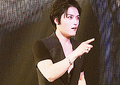 vanitysixx:  JYJ playing a game of charades in which Junsu answers, and Jaejoong acts out the chosen word. The word Jaejoong had to act out was ‘bikini’ (≧∇≦) 