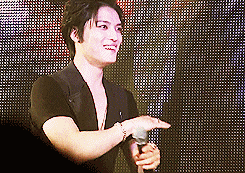 vanitysixx:  JYJ playing a game of charades in which Junsu answers, and Jaejoong acts out the chosen word. The word Jaejoong had to act out was ‘bikini’ (≧∇≦) 