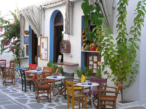 A nicely decorated cafe in Parikia, Paros Island, Greece (by Rol1000).